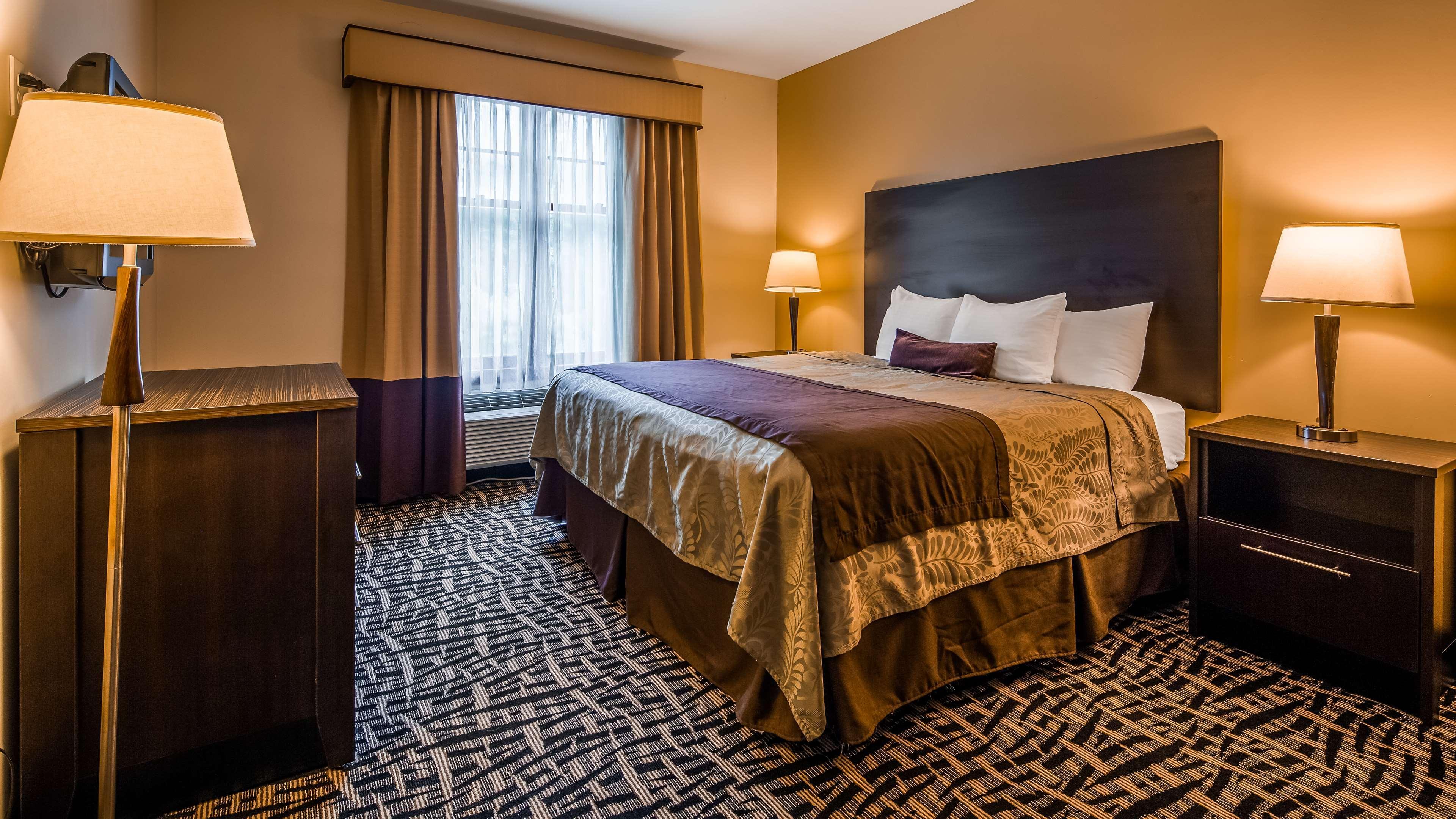 Best Western Plus The Inn & Suites At The Falls Poughkeepsie Exterior photo