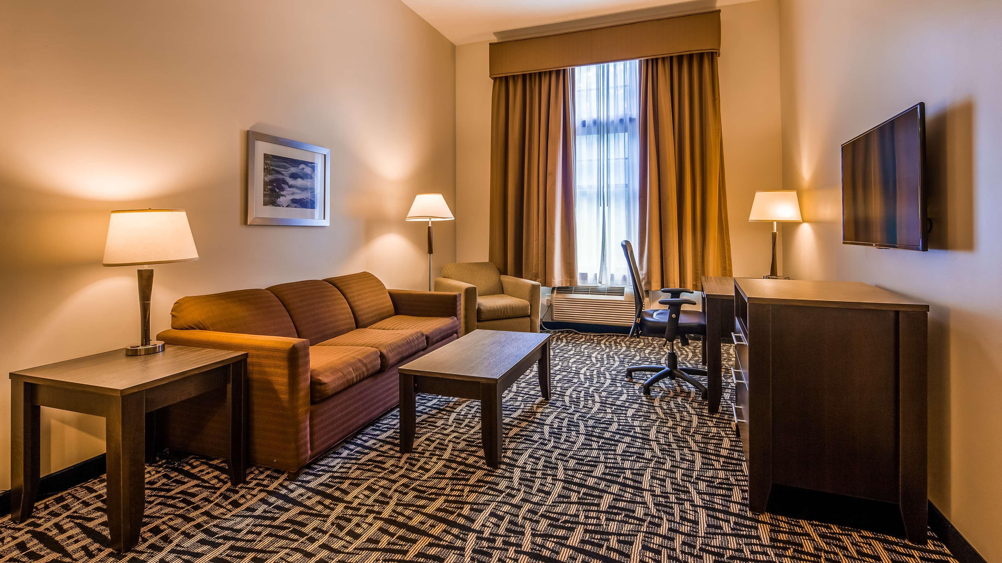 Best Western Plus The Inn & Suites At The Falls Poughkeepsie Exterior photo