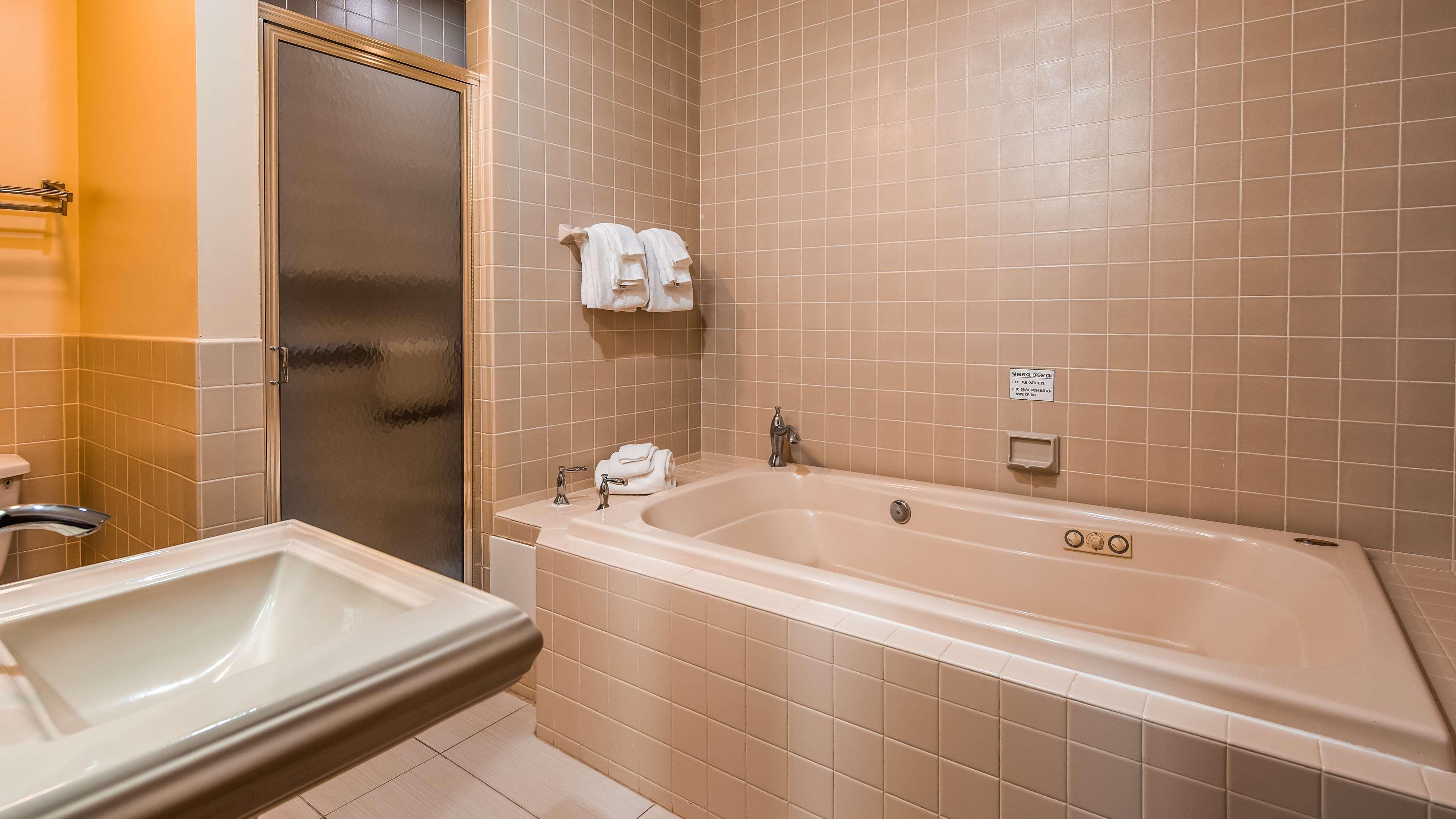 Best Western Plus The Inn & Suites At The Falls Poughkeepsie Exterior photo