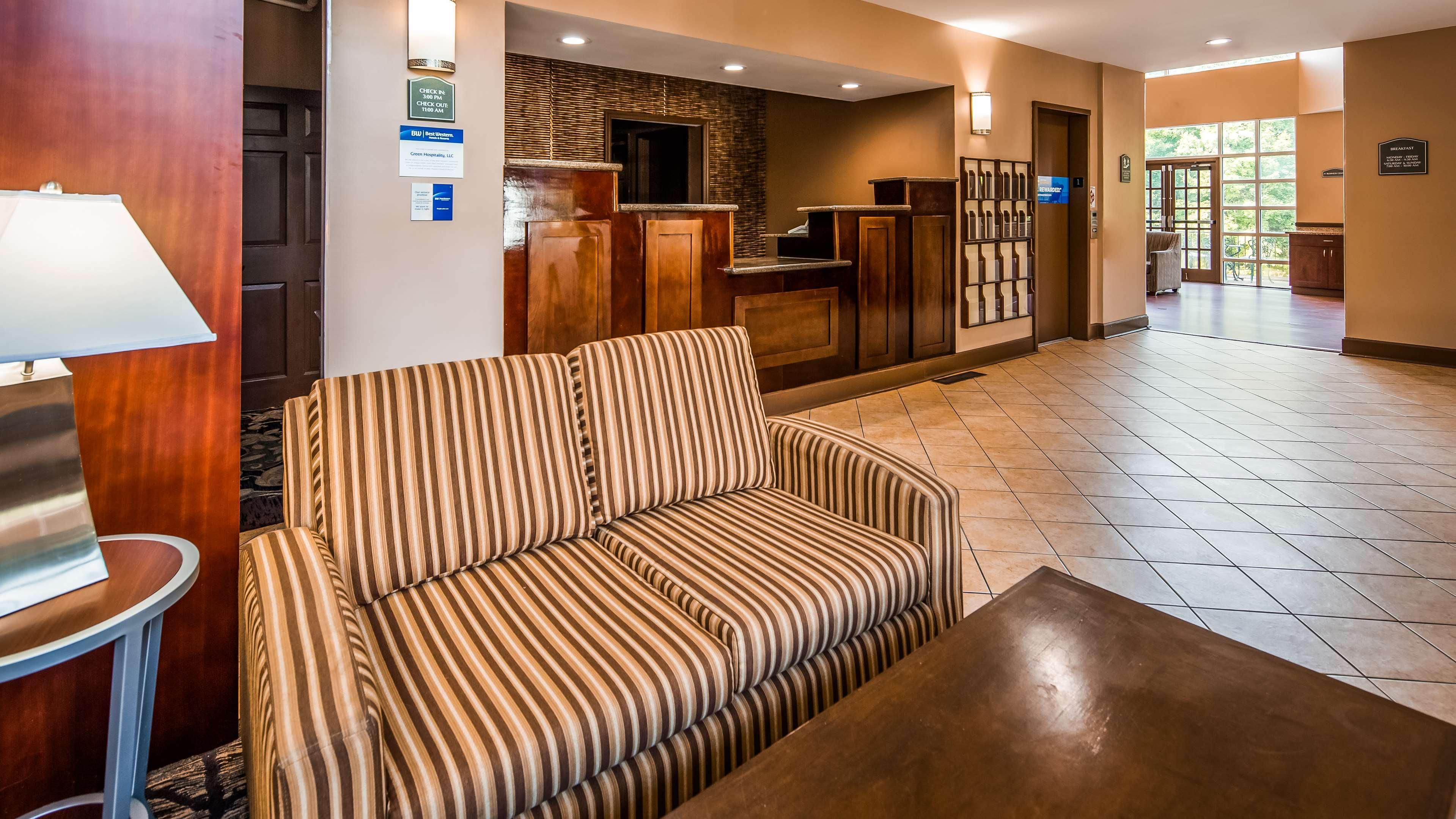 Best Western Plus The Inn & Suites At The Falls Poughkeepsie Exterior photo